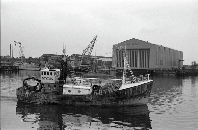 'Adelphi', KY147, leaving Aberdeen harbour