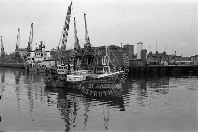 'Adelphi', KY147, leaving the harbour, Aberdeen