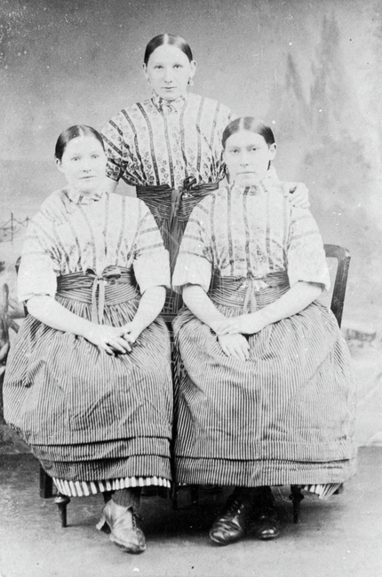 Portrait of three fishwives, c.1900.