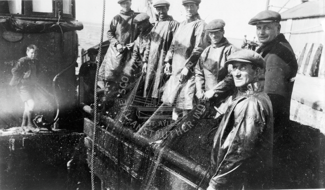 Crew onboard 'Mint', BCK64, Buckie, 1930.