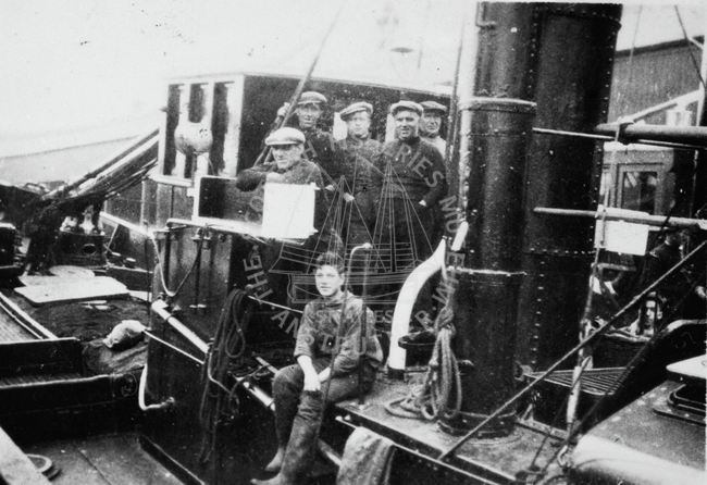 Crew of 'Bene Vertat', KY20, pre 1914.