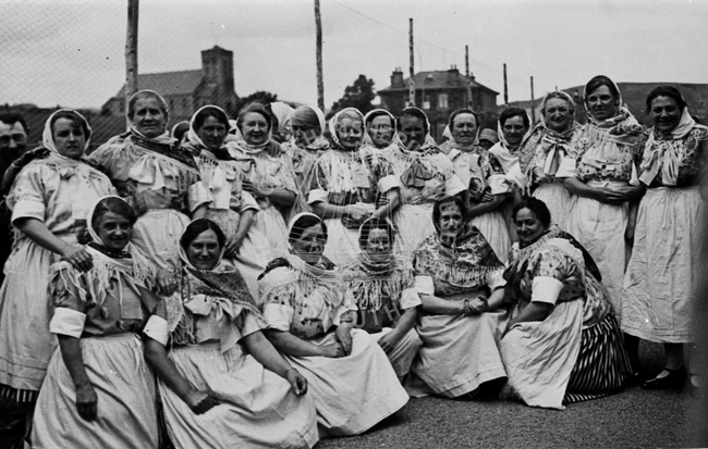 Newhaven fishwives day outing, St Abbs, c.1920s.