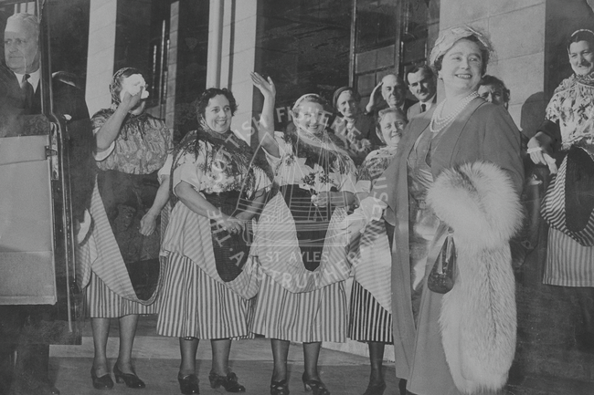 Fishwives greeting the Queen Mother in Fisherrow