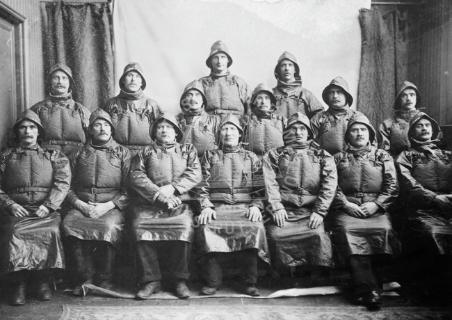 Group portrait of Anstruther lifeboat crew, 1910.