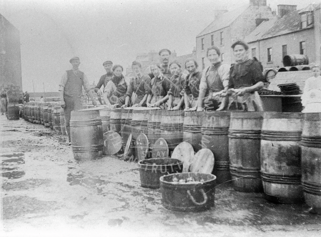 Herring gutters and packers, Pittenweem, 1910