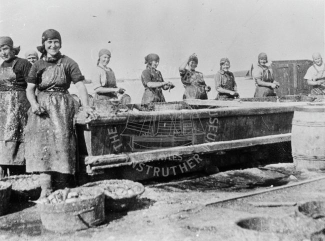 Group of herring lasses at the farlans, Lerwick