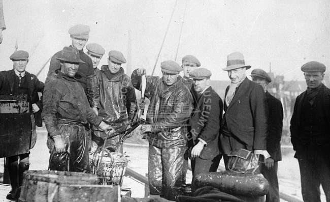 Campbeltown crew landing herring