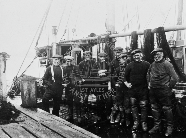 Crew of 'Annie Mathers', ML285.