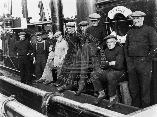 Crew of 'Violet', KY251, Oban, c.1935